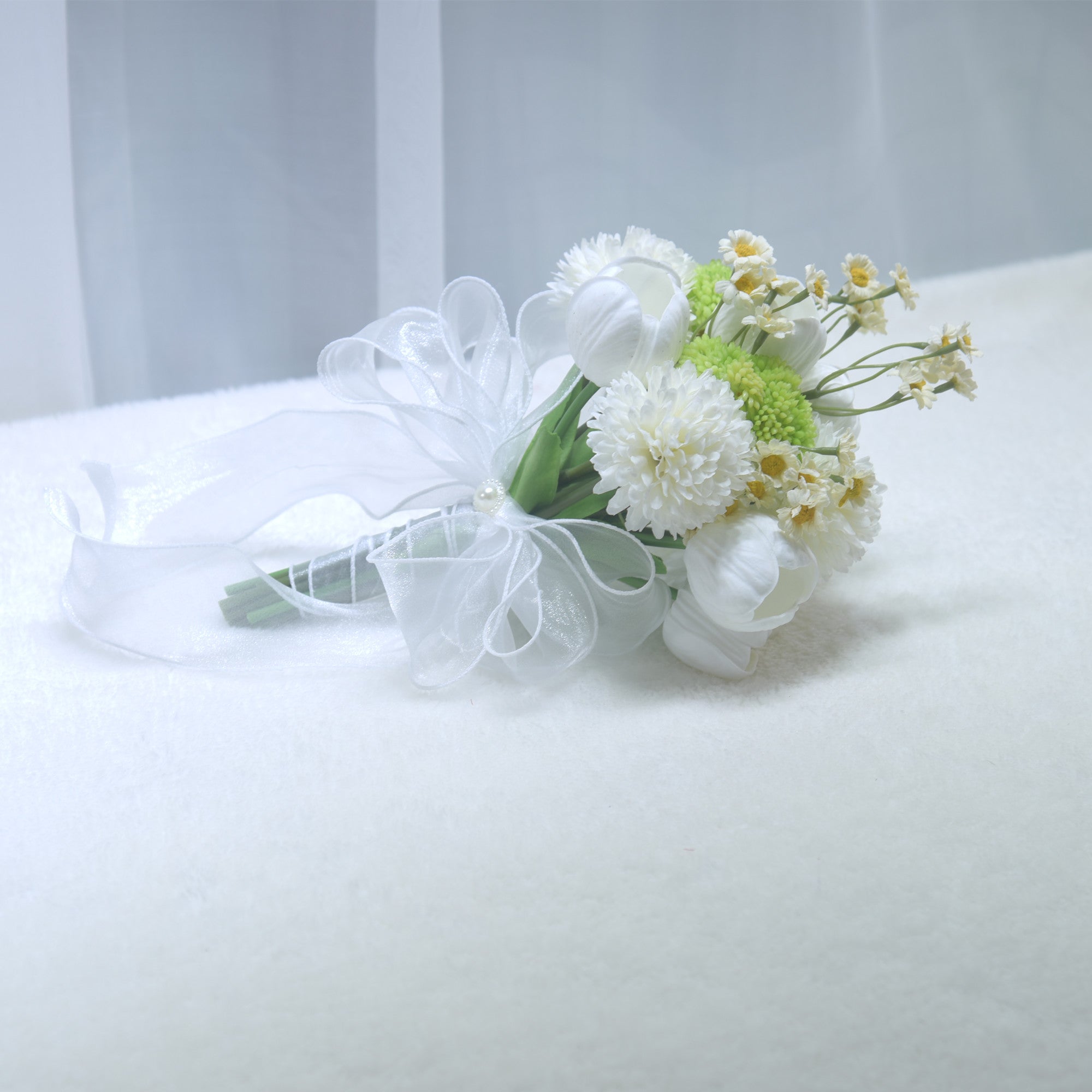 174Bride holding flower forest wedding simulation flower wedding dress travel photography props