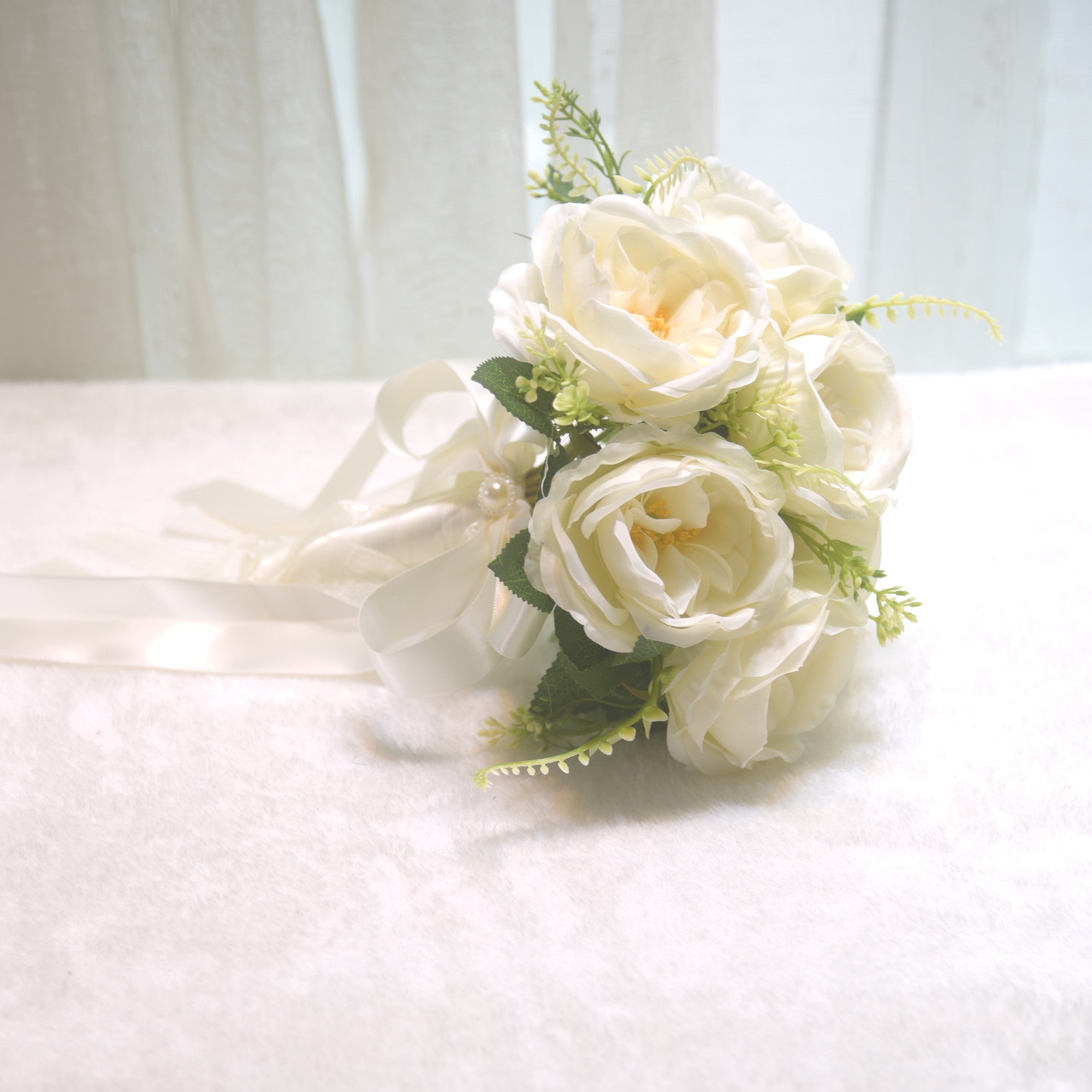 100Bride holding flowers, wedding simulation, rose bouquet, photography studio, bridesmaids, bride, shooting props