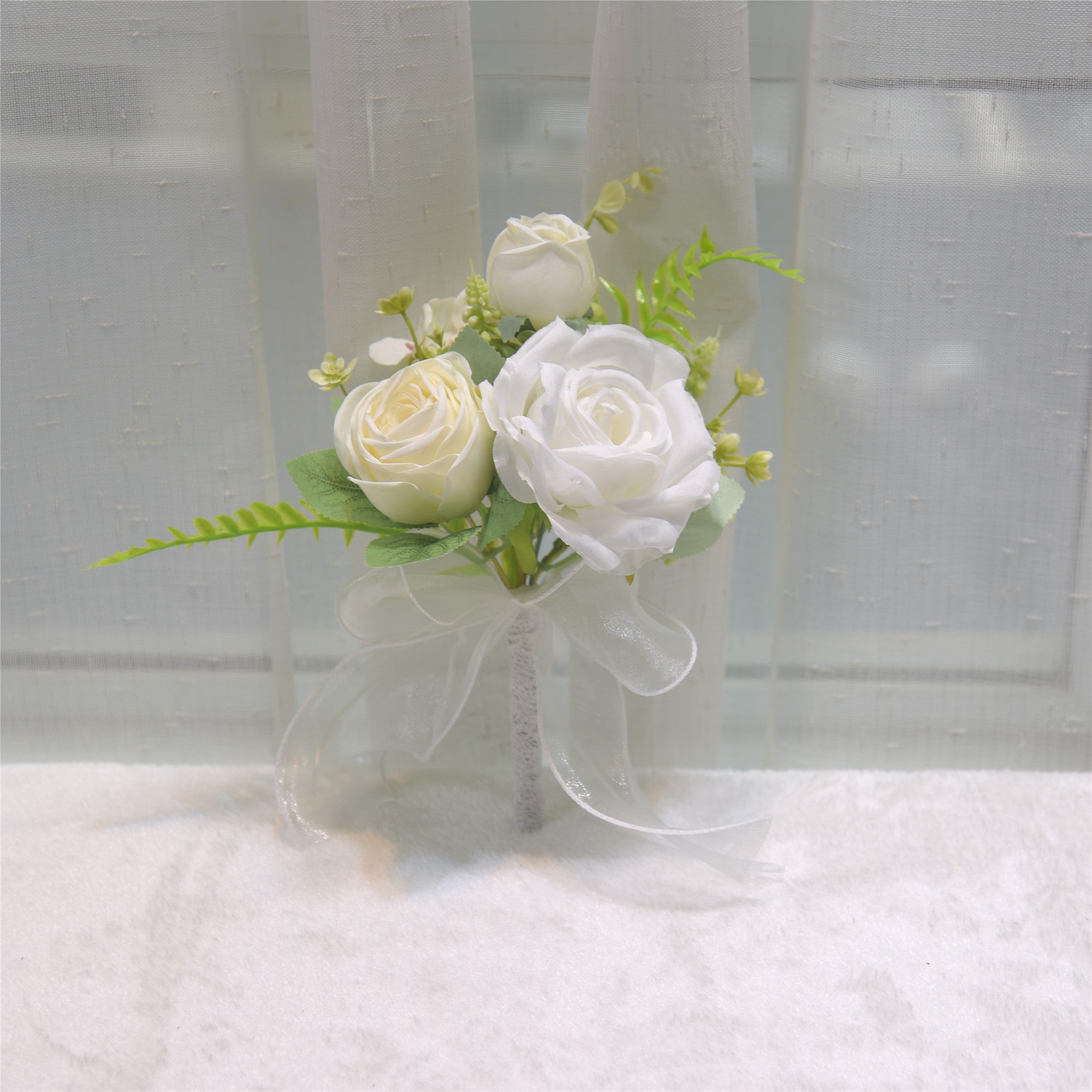153 Artificial bridal bouquets for weddings, small bunches of roses. Suitable as gifts for weddings and graduations, and for party decorations.