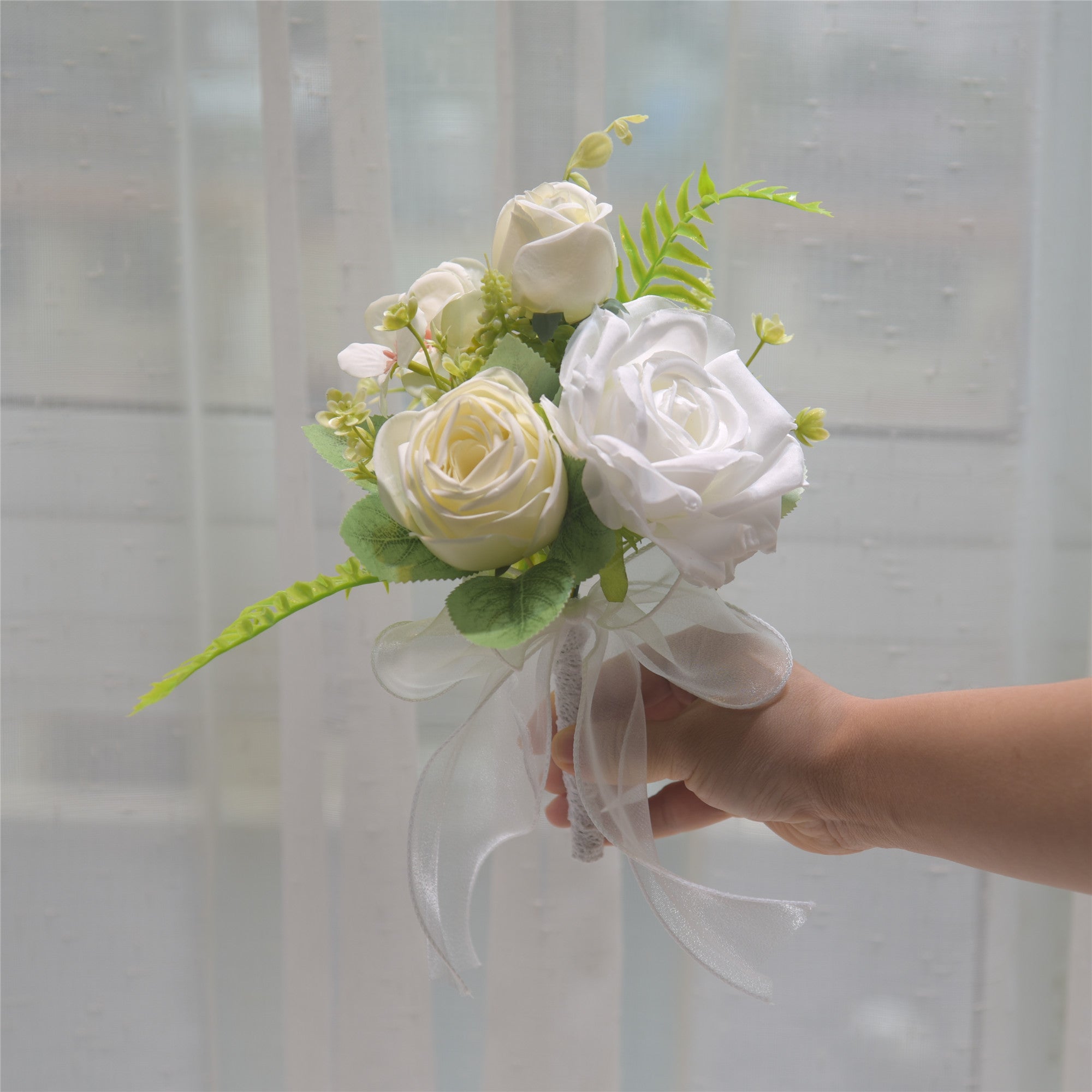 153 Artificial bridal bouquets for weddings, small bunches of roses. Suitable as gifts for weddings and graduations, and for party decorations.