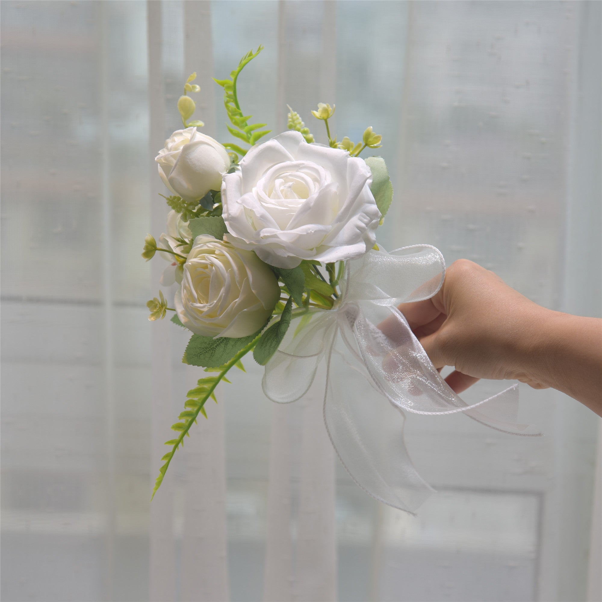 153 Artificial bridal bouquets for weddings, small bunches of roses. Suitable as gifts for weddings and graduations, and for party decorations.