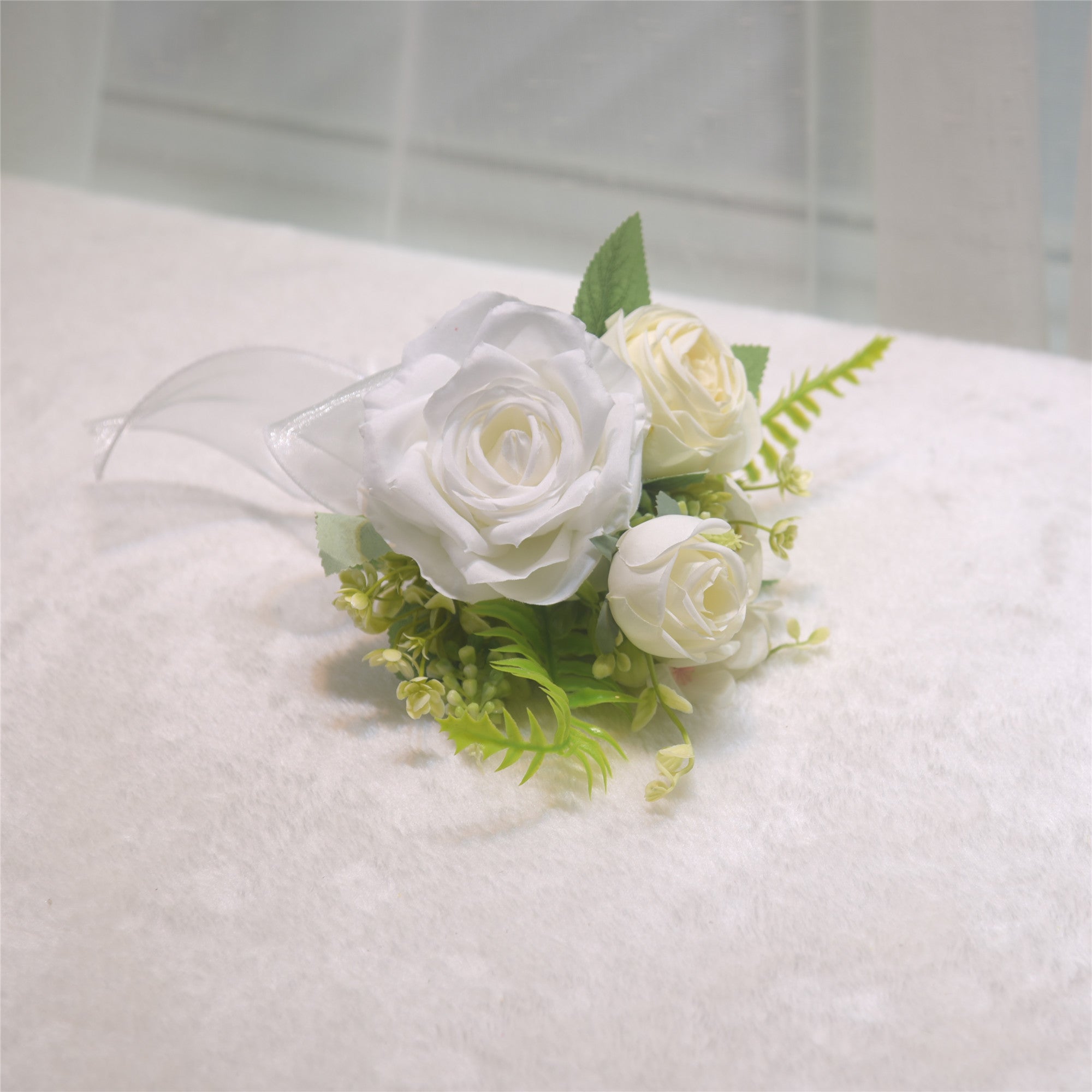 153 Artificial bridal bouquets for weddings, small bunches of roses. Suitable as gifts for weddings and graduations, and for party decorations.