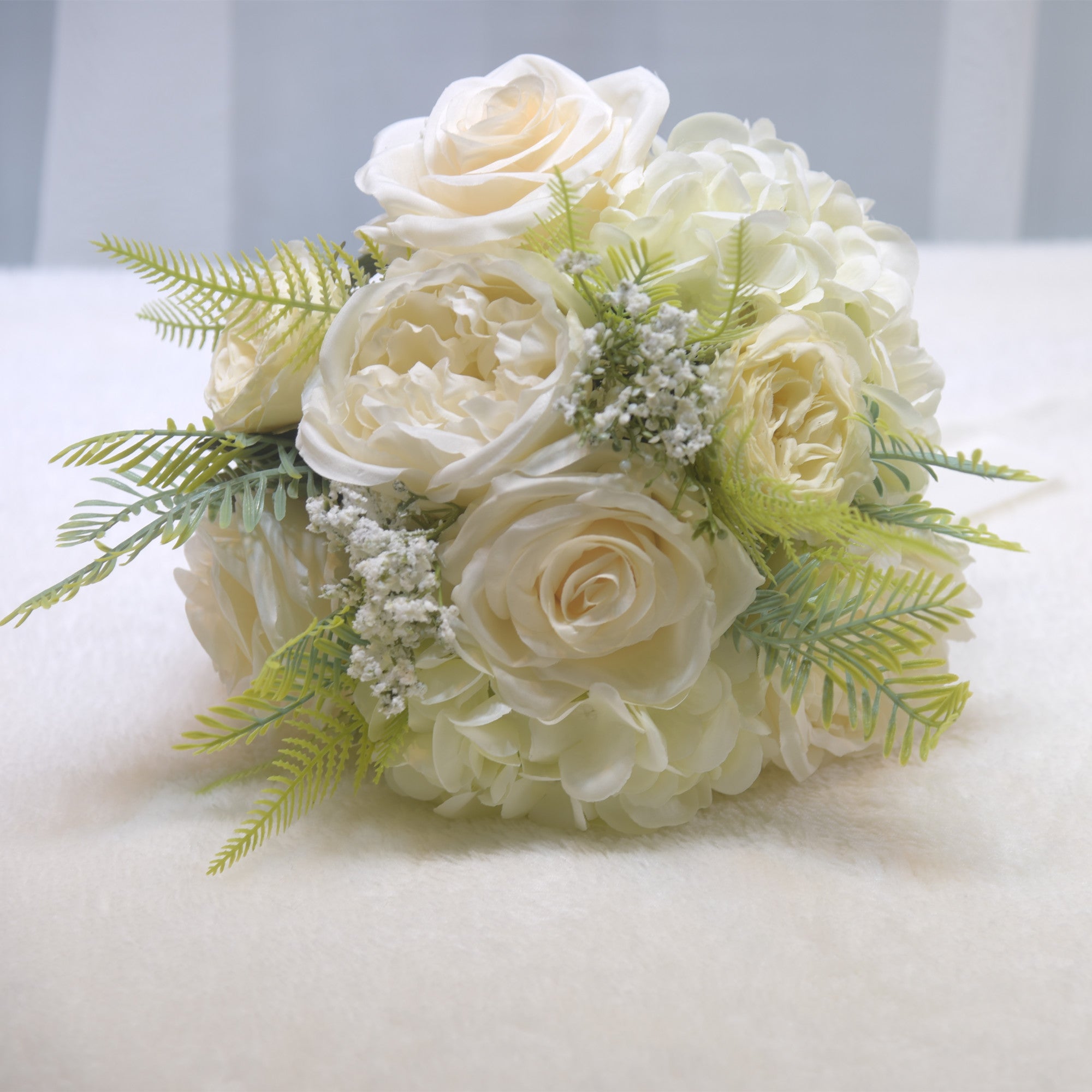 162 Forest-style artificial rose bridal bouquet for wedding photoshoots, suitable for brides on their wedding, engagement or marriage occasions.