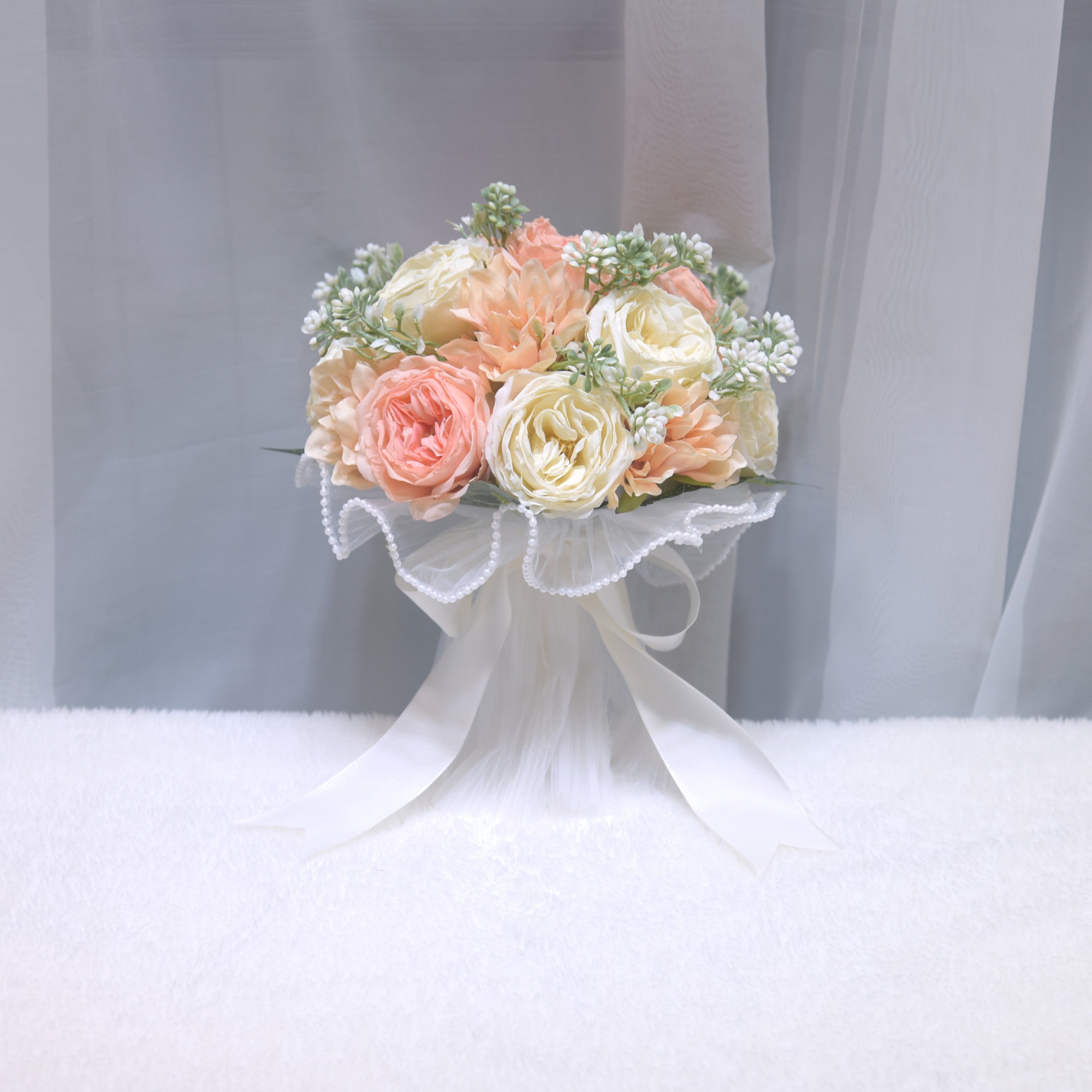 167 Artificial rose bridal bouquet for outdoor weddings, in a Western-style forest theme. Handheld flower, suitable as a prop for wedding photography in bridal studios.