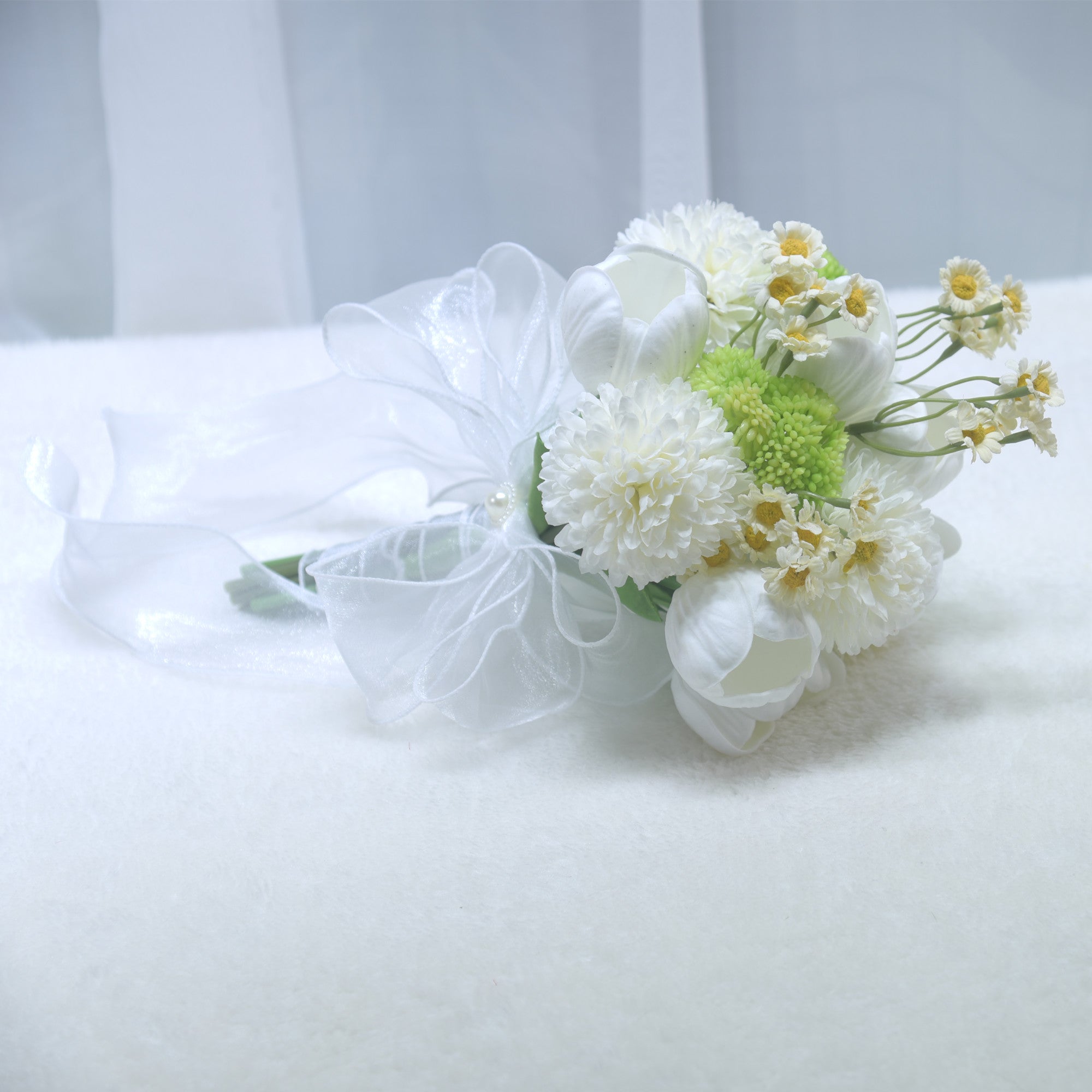 174Bride holding flower forest wedding simulation flower wedding dress travel photography props