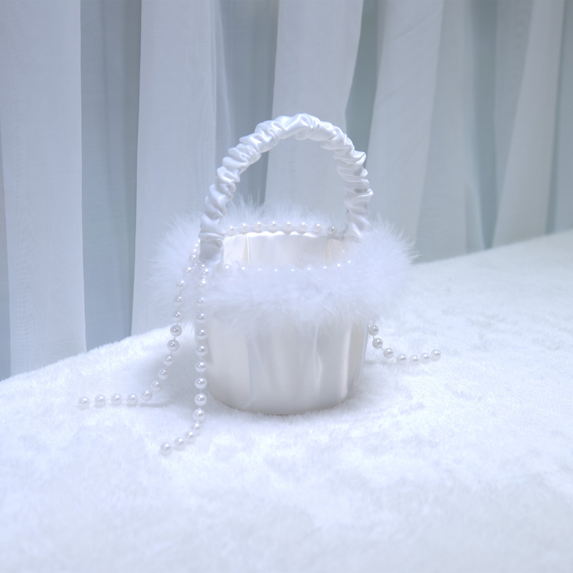 222 Outdoor wedding flower basket, hand-held pearl feather lace basket, candy and fruit basket
