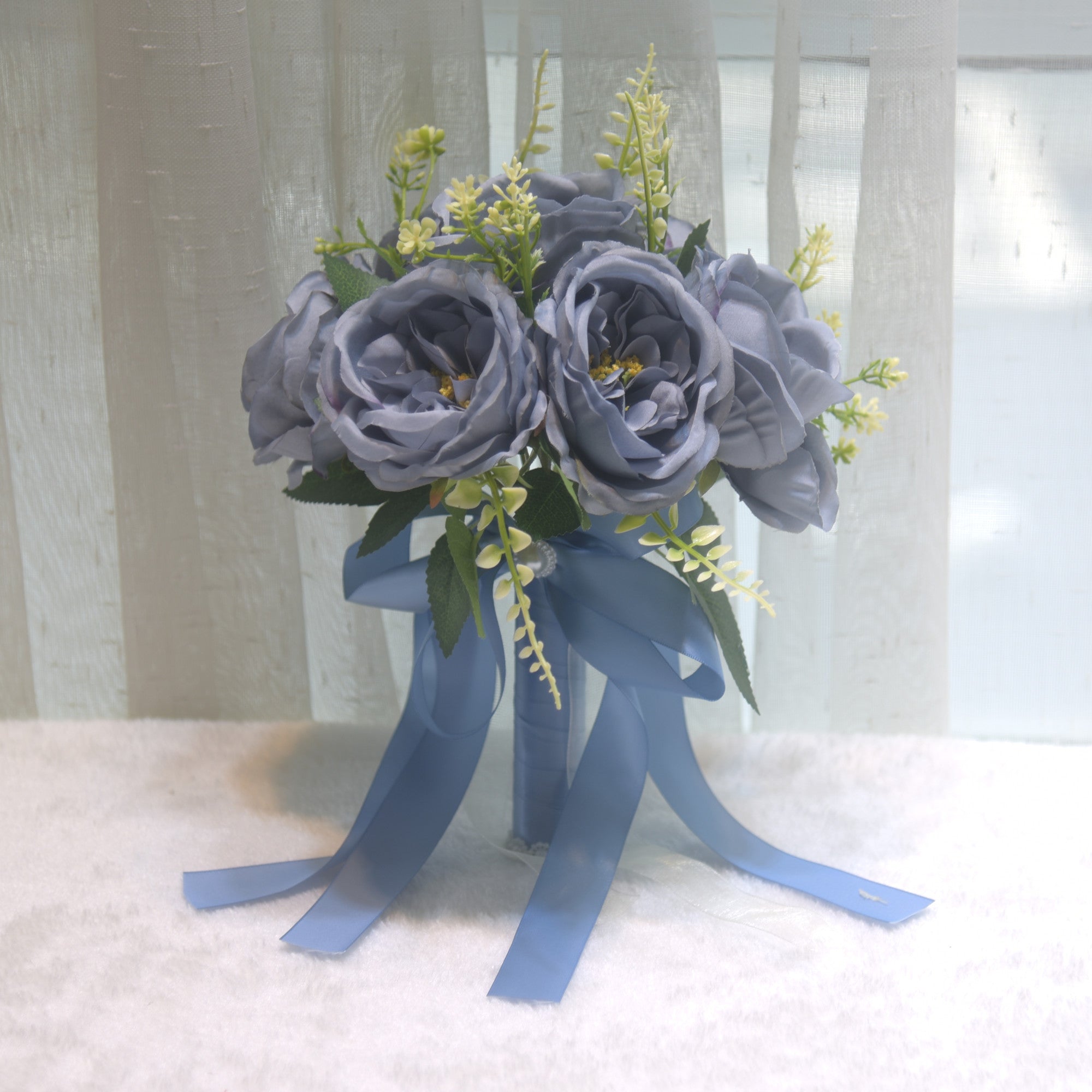 100Bride holding flowers, wedding simulation, rose bouquet, photography studio, bridesmaids, bride, shooting props