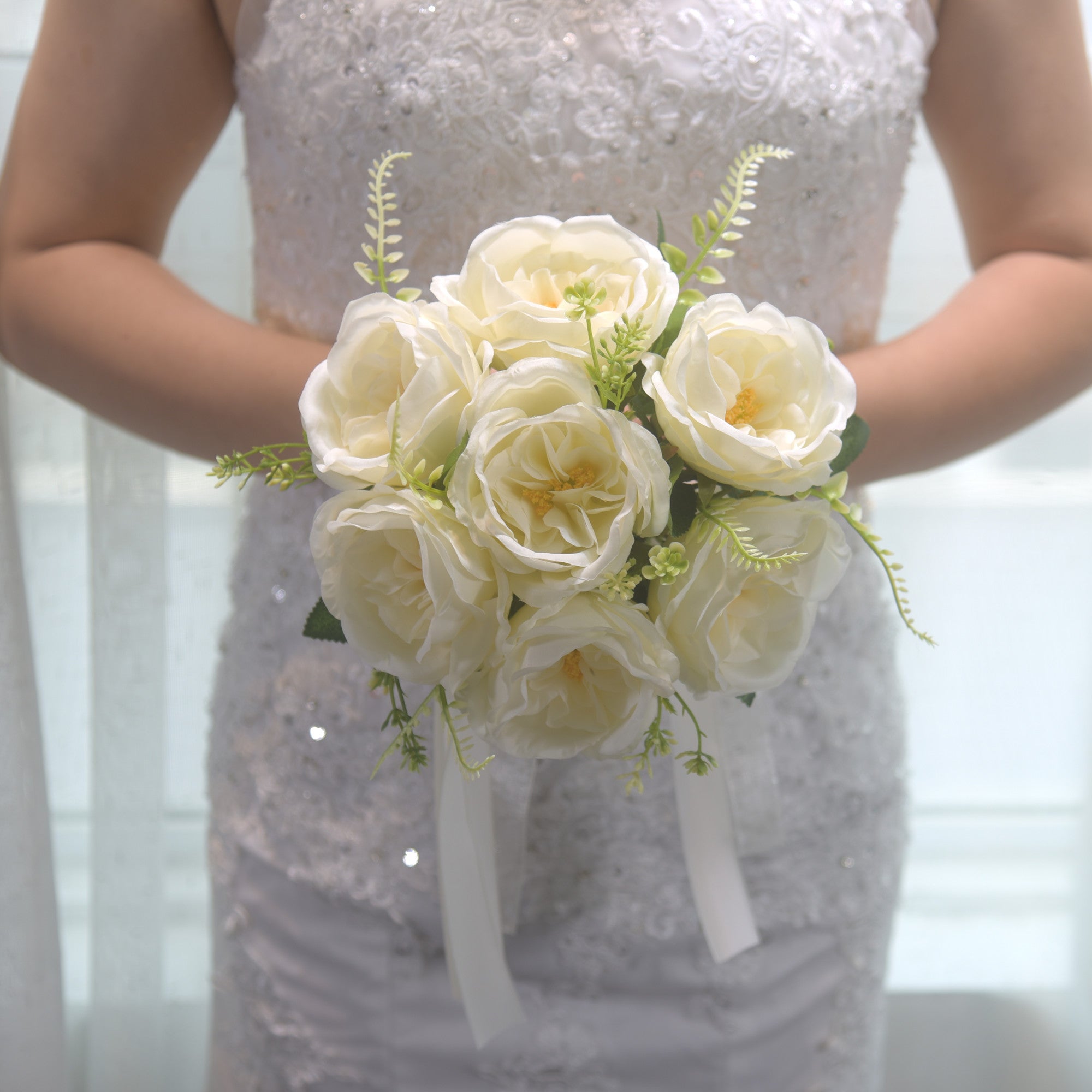 100Bride holding flowers, wedding simulation, rose bouquet, photography studio, bridesmaids, bride, shooting props