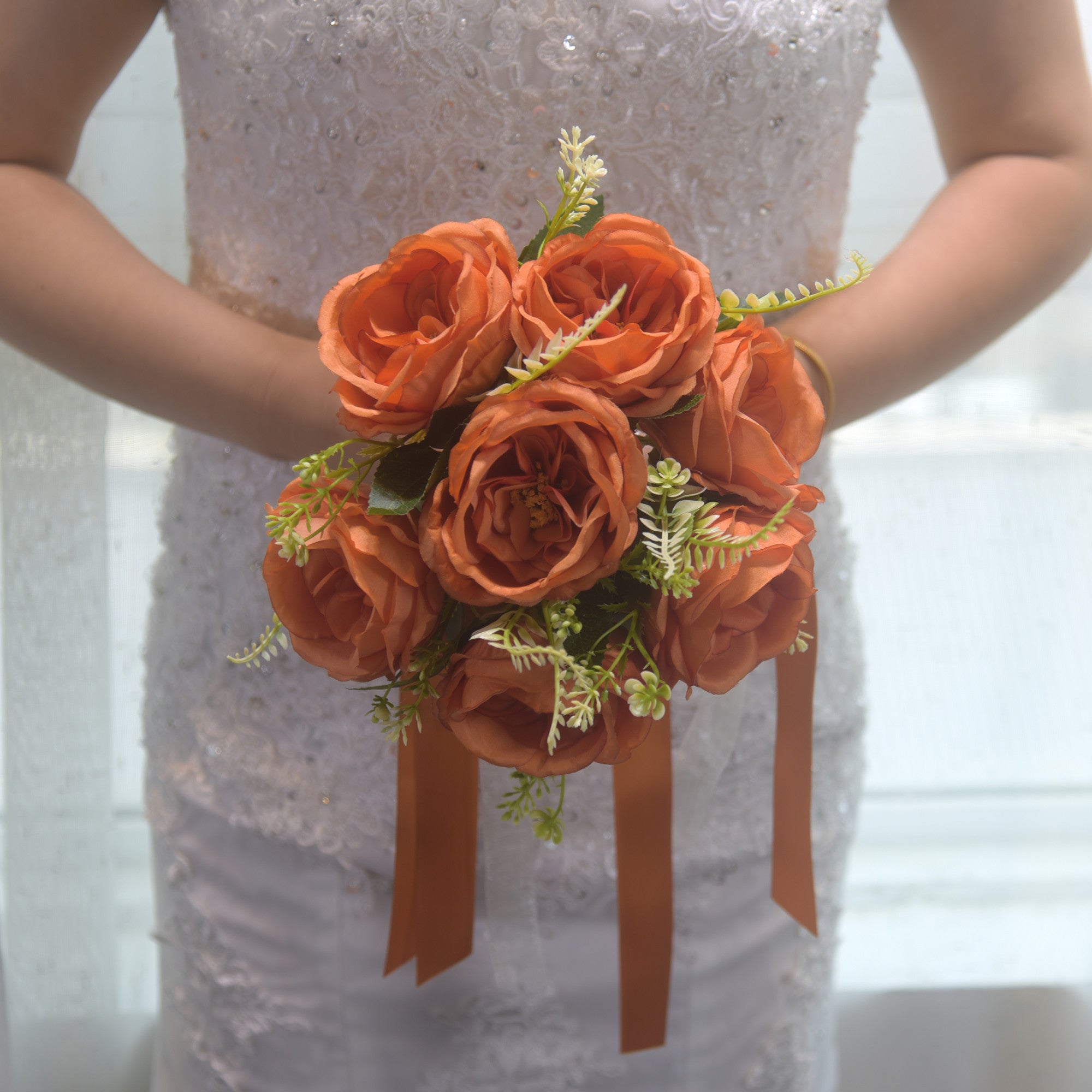100Bride holding flowers, wedding simulation, rose bouquet, photography studio, bridesmaids, bride, shooting props