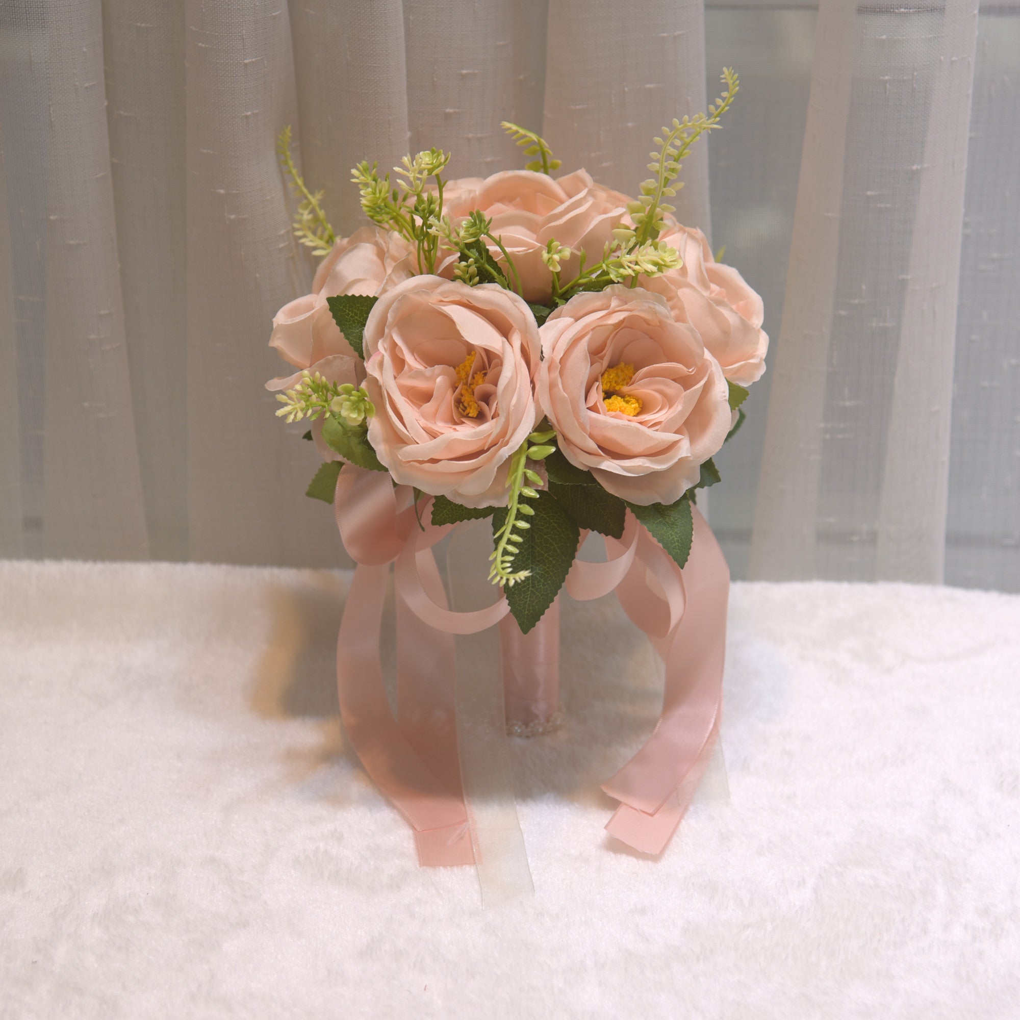 100Bride holding flowers, wedding simulation, rose bouquet, photography studio, bridesmaids, bride, shooting props