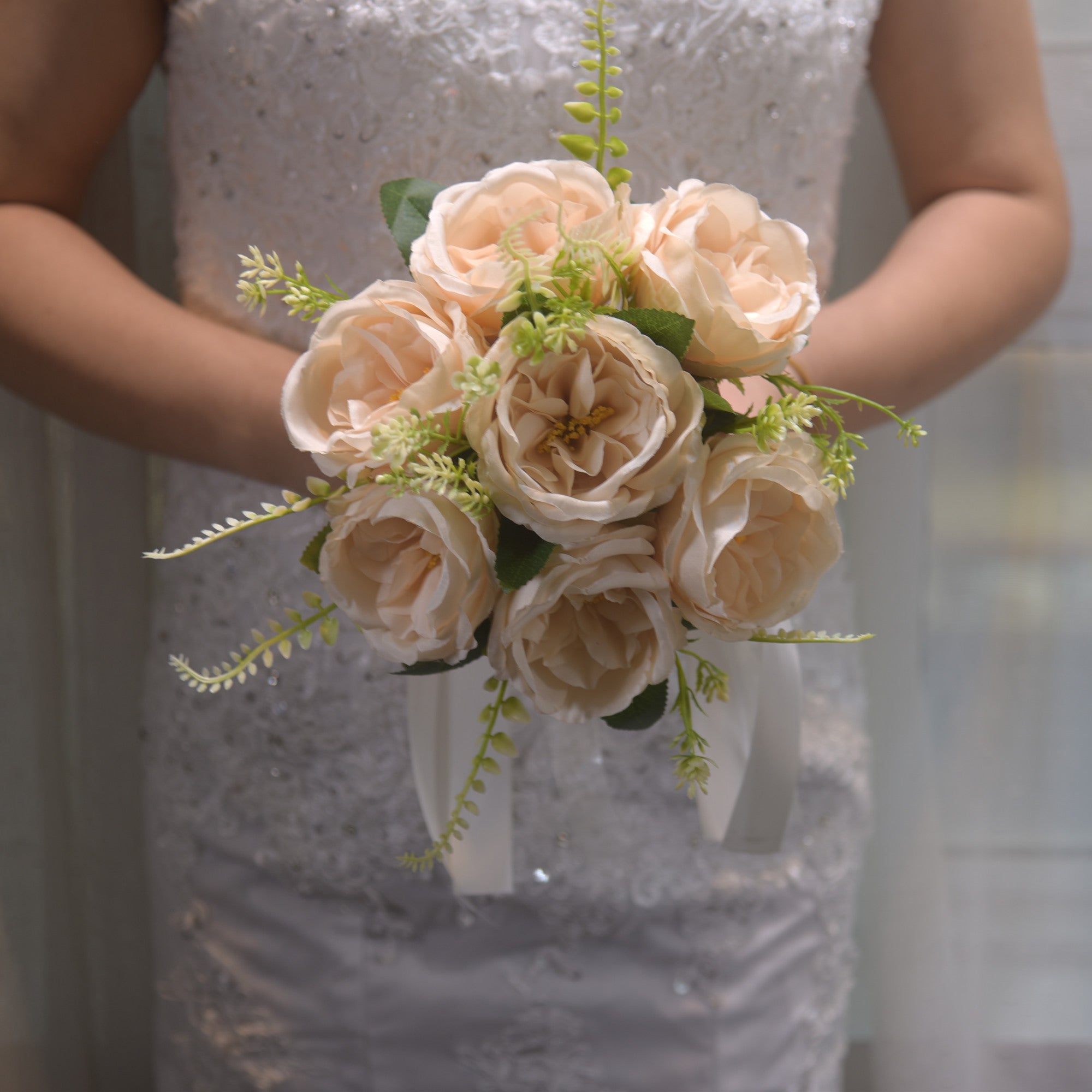 100Bride holding flowers, wedding simulation, rose bouquet, photography studio, bridesmaids, bride, shooting props