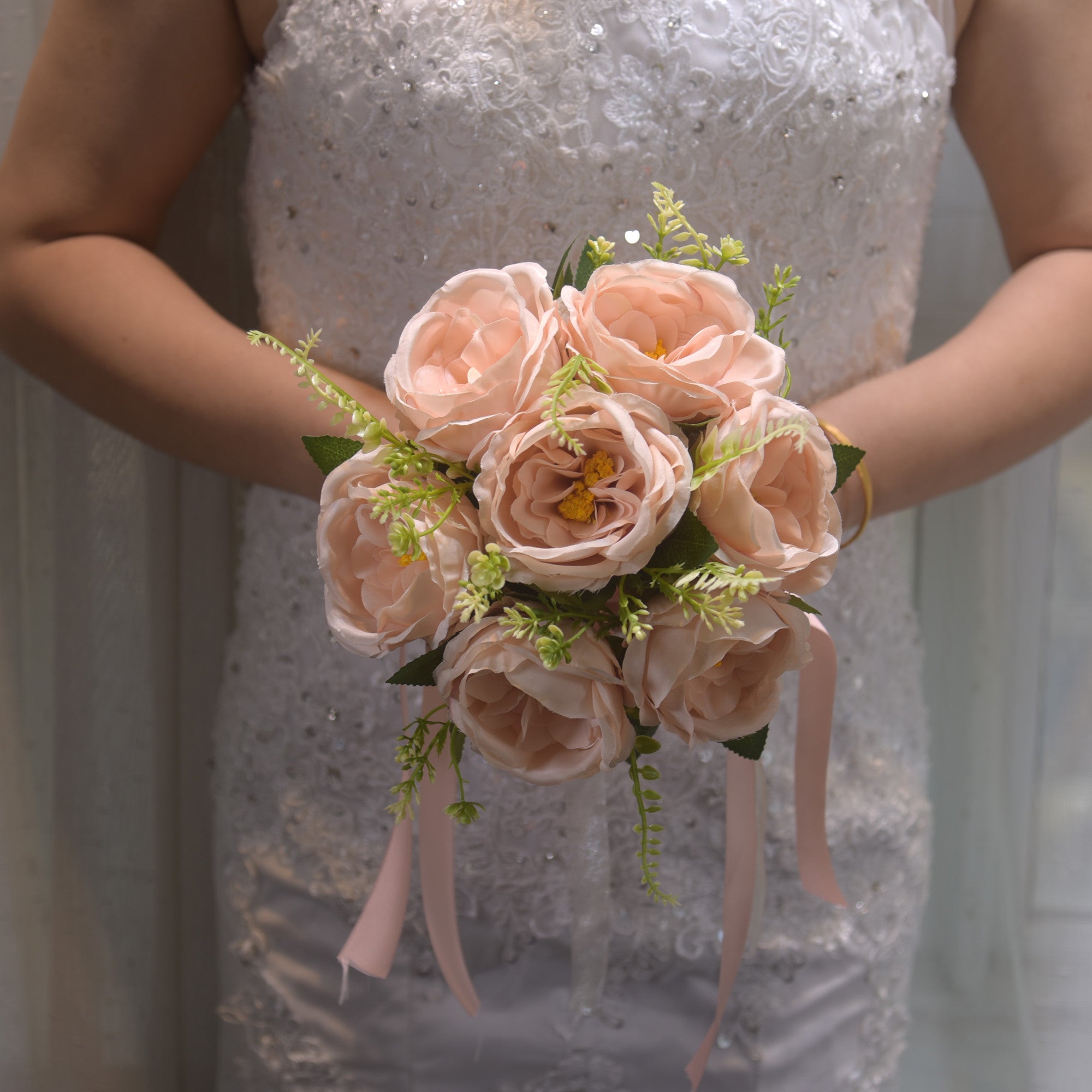 100Bride holding flowers, wedding simulation, rose bouquet, photography studio, bridesmaids, bride, shooting props